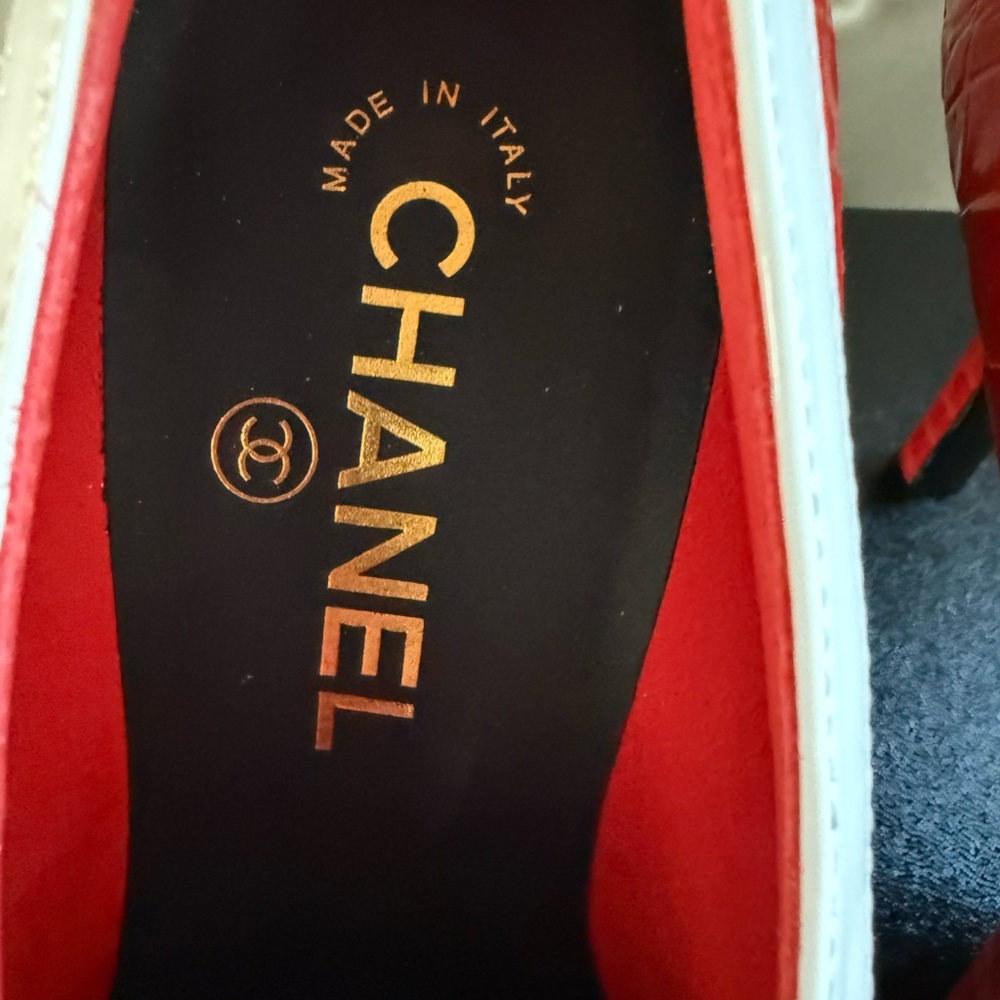 BNWT Chanel 26S Croc Embossed Patent Coral White Leather Pumps Shoes Size 37.5 - Picture 8 of 12